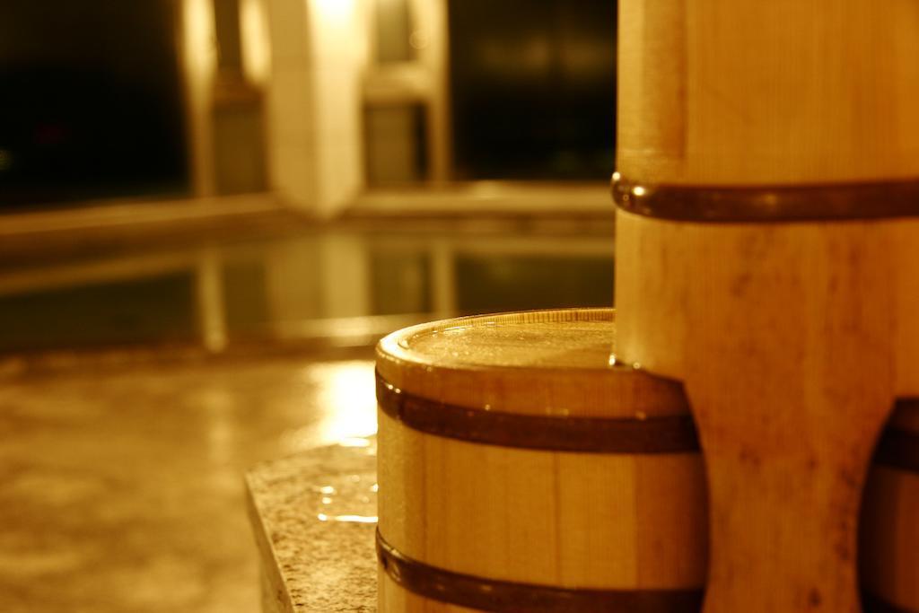 Nanki-Shirahama Marriott Hotel Exterior photo A tub of sake