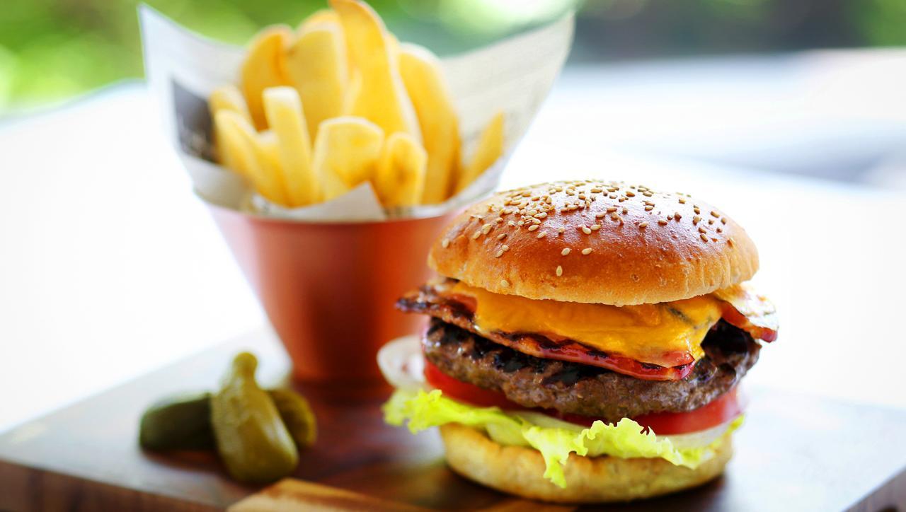 Nanki-Shirahama Marriott Hotel Exterior photo A cheeseburger with chips