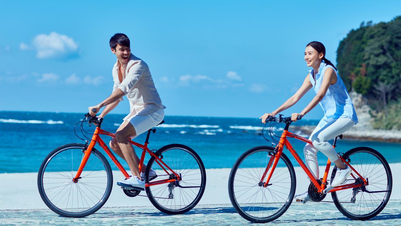 Nanki-Shirahama Marriott Hotel Exterior photo A couple cycling on the beach