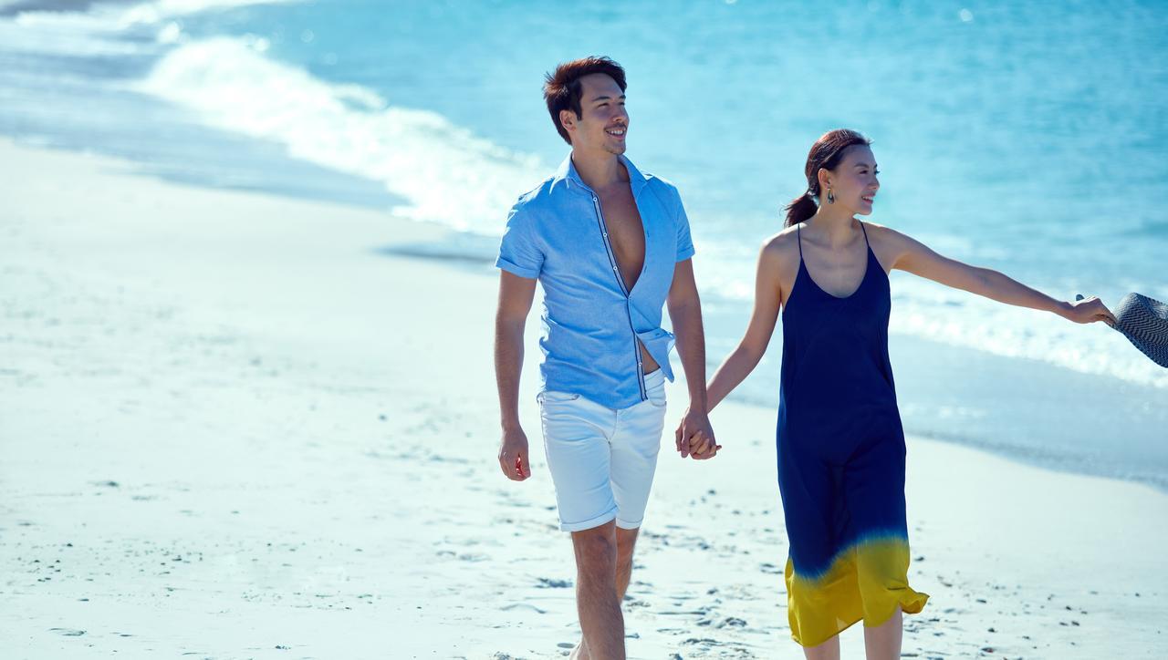 Nanki-Shirahama Marriott Hotel Exterior photo A couple holding hands